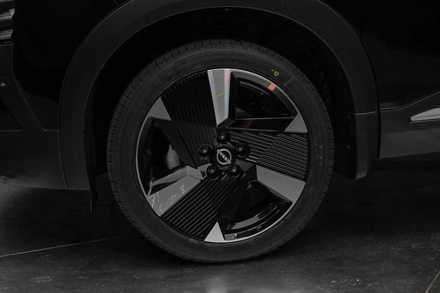 Vehicle image 11 of 32