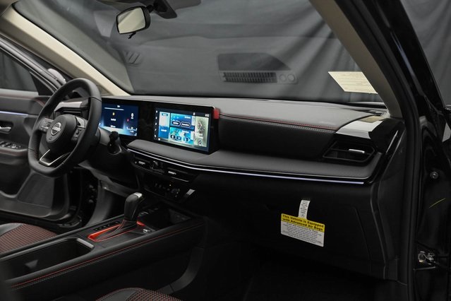 Vehicle image 17 of 32