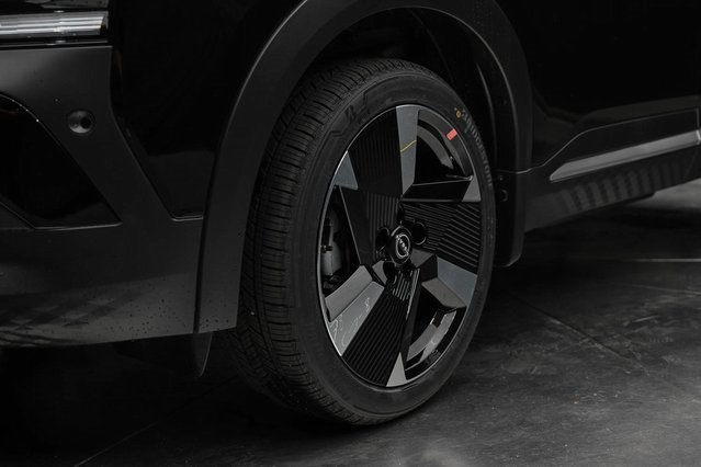 Vehicle image 10 of 32