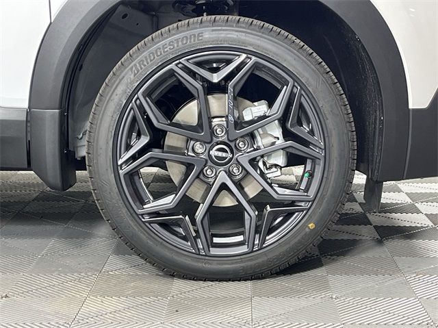 Vehicle image 10 of 25