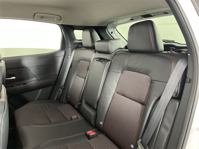 Vehicle image 21 of 25