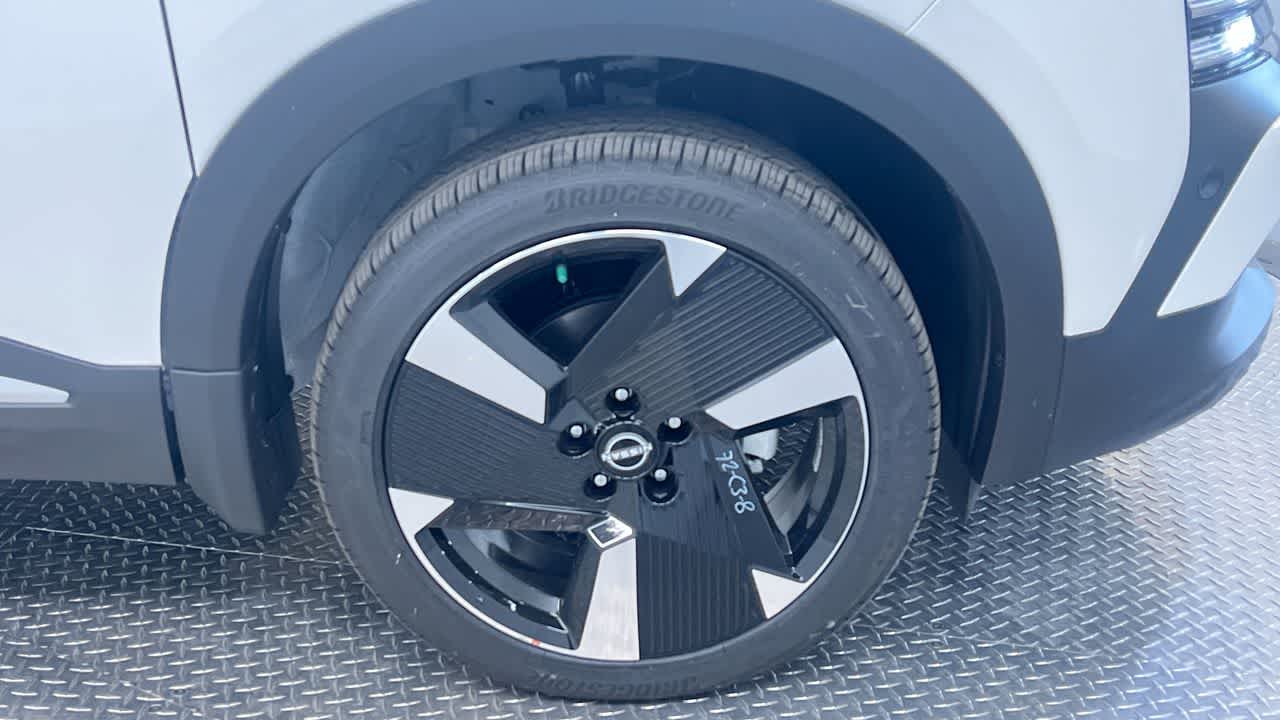 Vehicle image 10 of 46