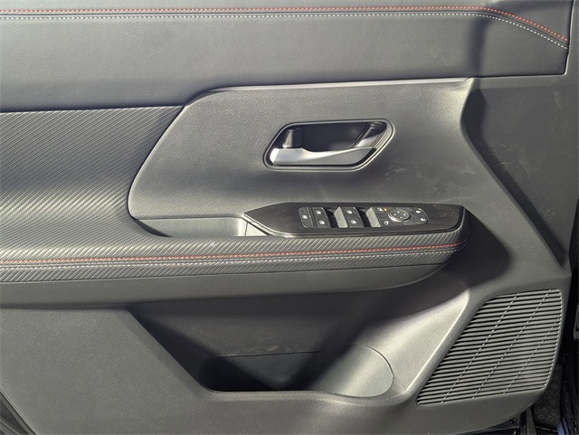 Vehicle image 7 of 15