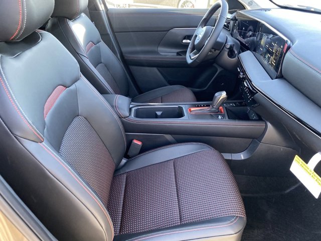 2025 Nissan Kicks SR Image 8 of 18