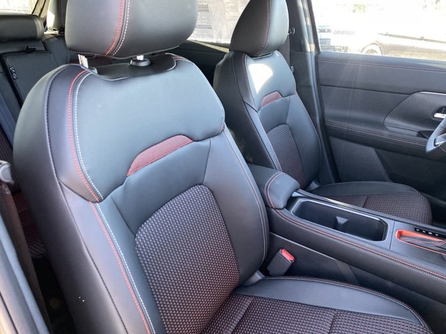 2025 Nissan Kicks SR Image 7 of 18