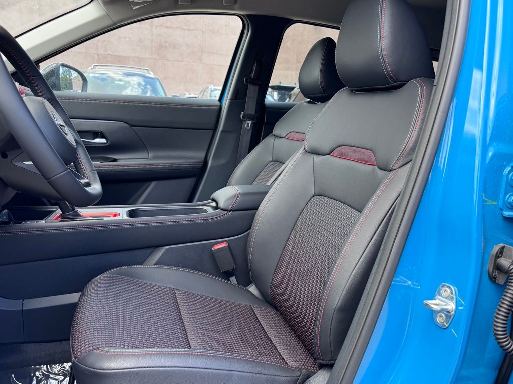 Vehicle image 17 of 26