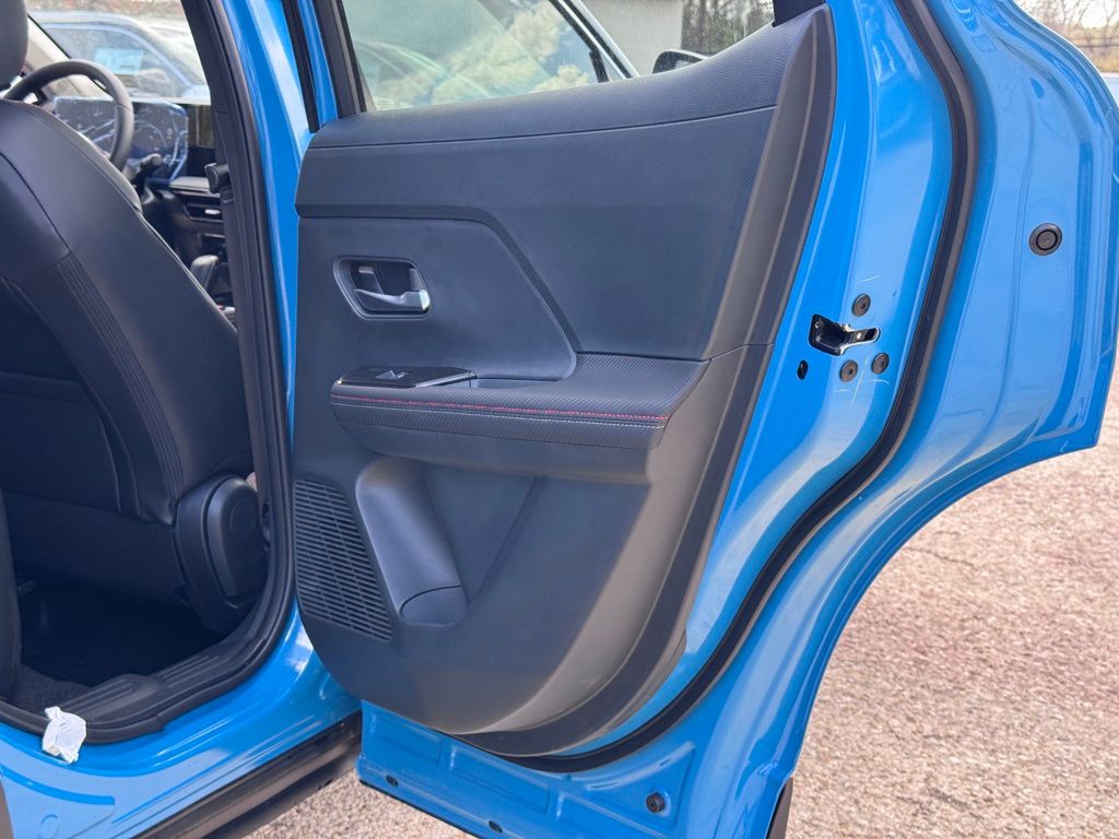 Vehicle image 23 of 26