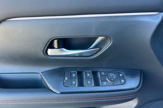 Vehicle image 18 of 20