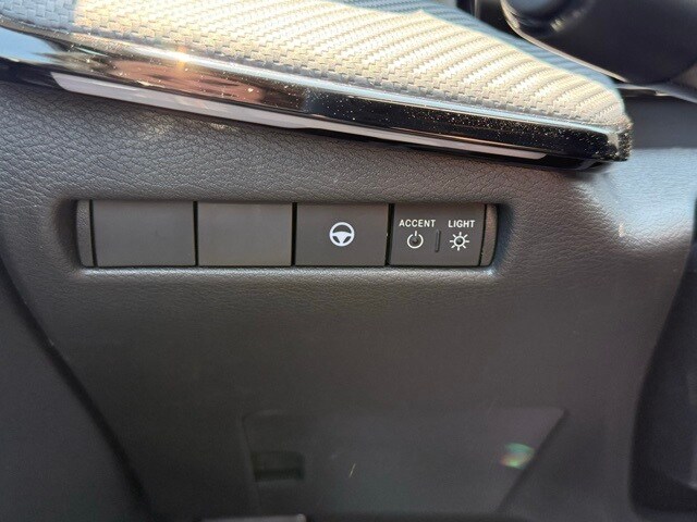 2025 Nissan Kicks SR Image 27 of 32