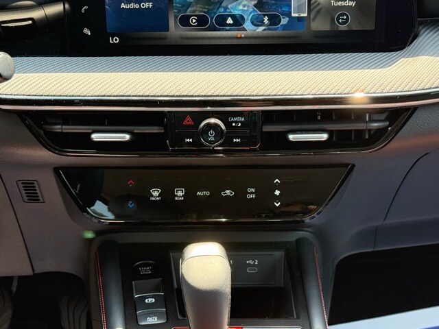 2025 Nissan Kicks SR Image 25 of 32