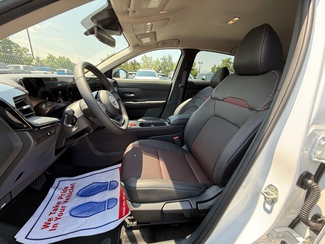 2025 Nissan Kicks SR Image 12 of 32