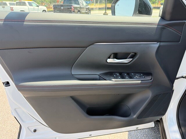 2025 Nissan Kicks SR Image 10 of 32