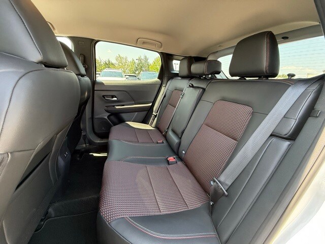 2025 Nissan Kicks SR Image 13 of 32