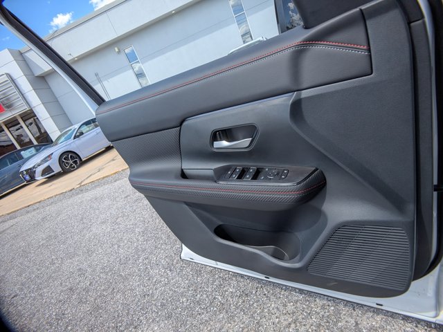 Vehicle image 16 of 26