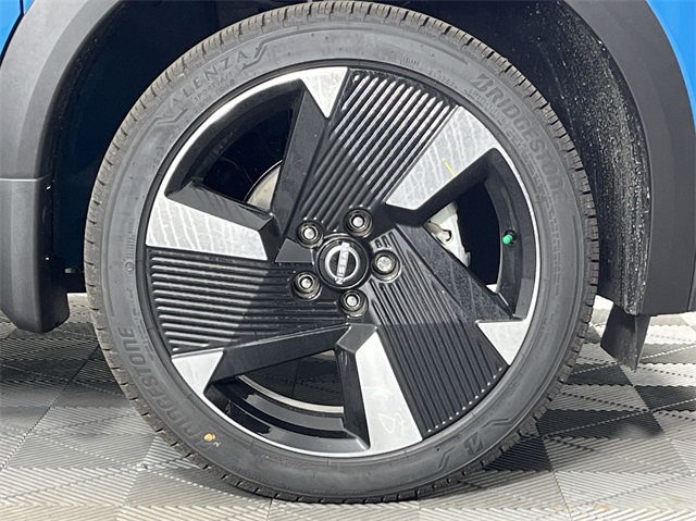 Vehicle image 10 of 25