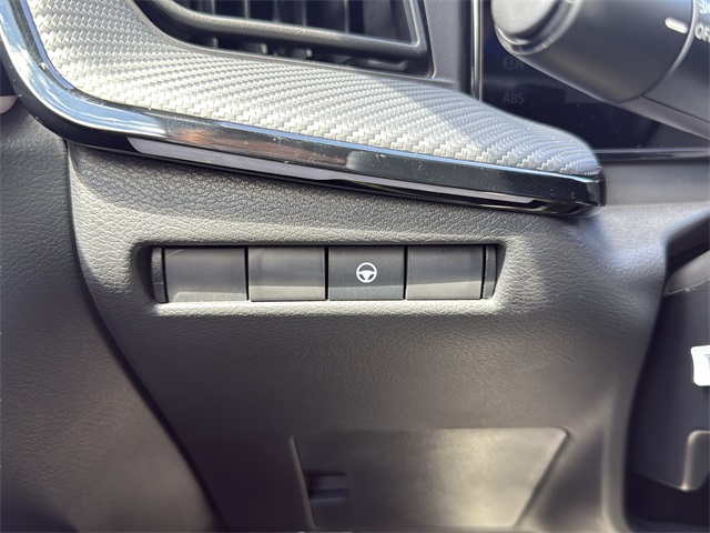 2025 Nissan Kicks SR Image 26 of 31