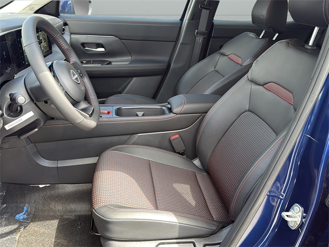 2025 Nissan Kicks SR Image 13 of 31