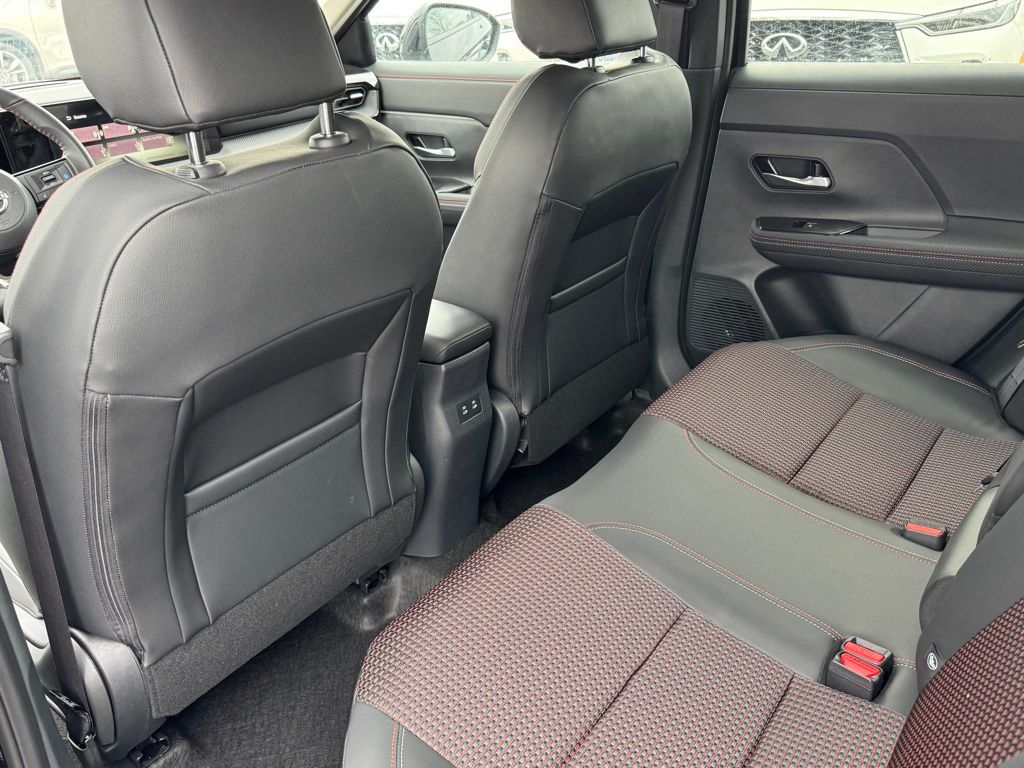 Vehicle image 17 of 22
