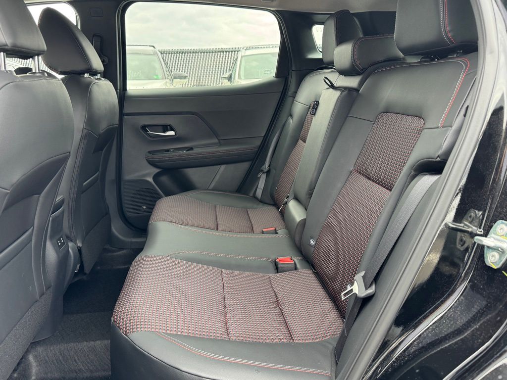 Vehicle image 16 of 22