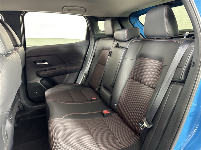 Vehicle image 21 of 25