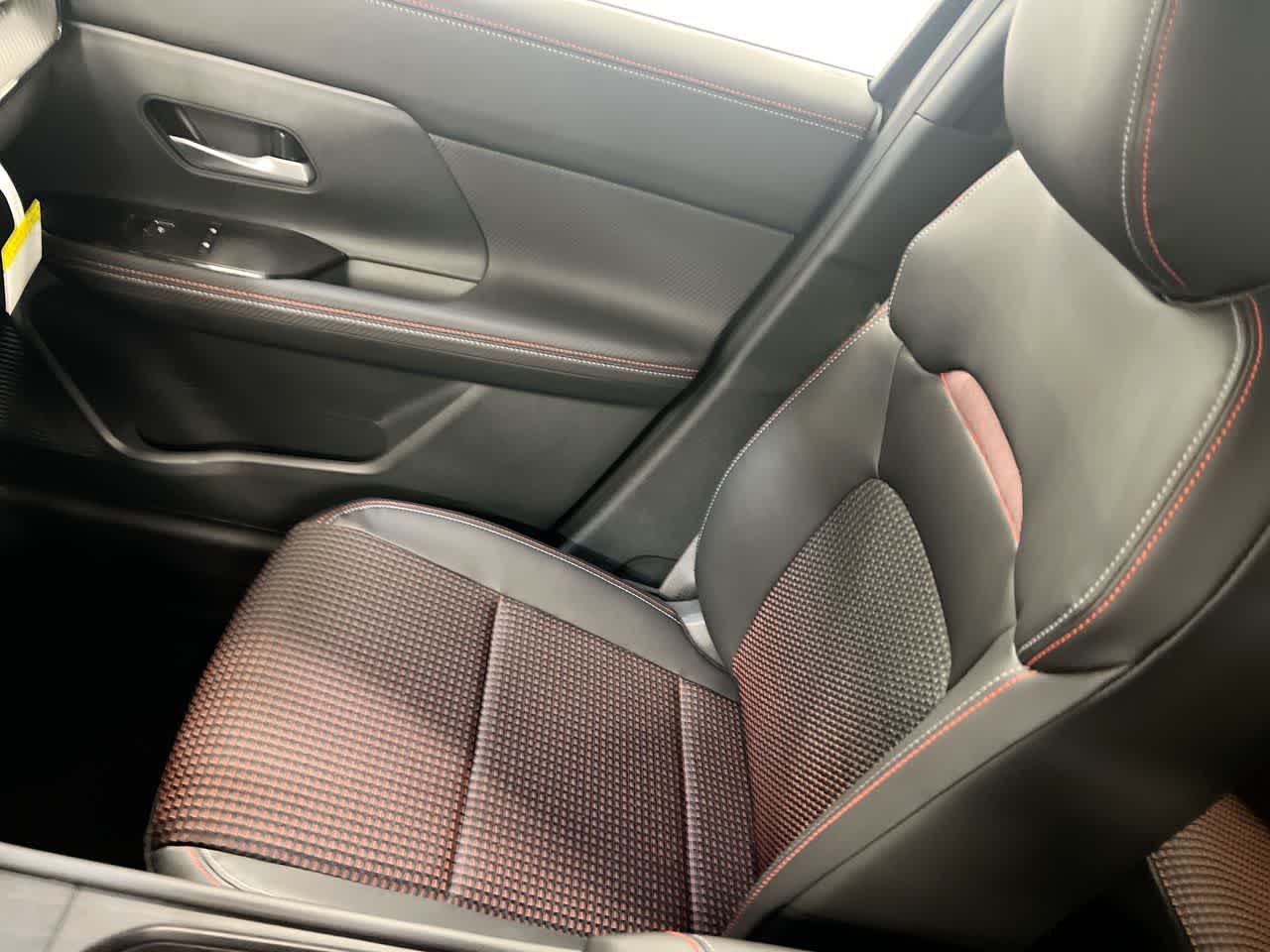 Vehicle image 21 of 27