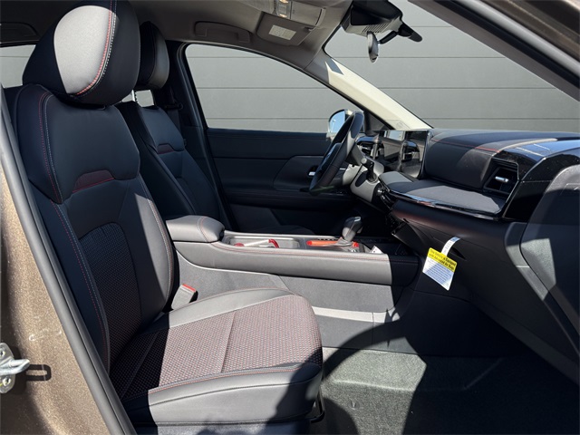 2025 Nissan Kicks SR Image 13 of 31