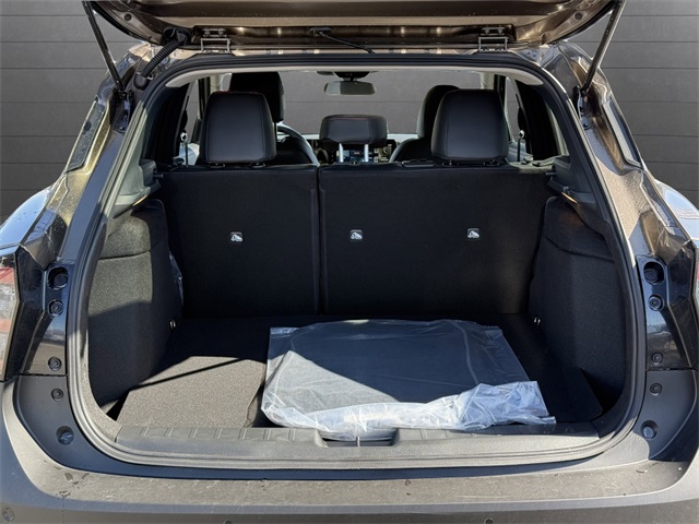 2025 Nissan Kicks SR Image 10 of 31