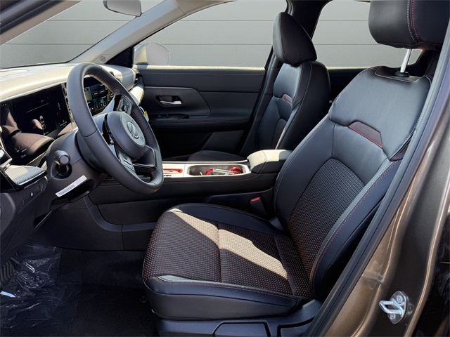 2025 Nissan Kicks SR Image 12 of 31