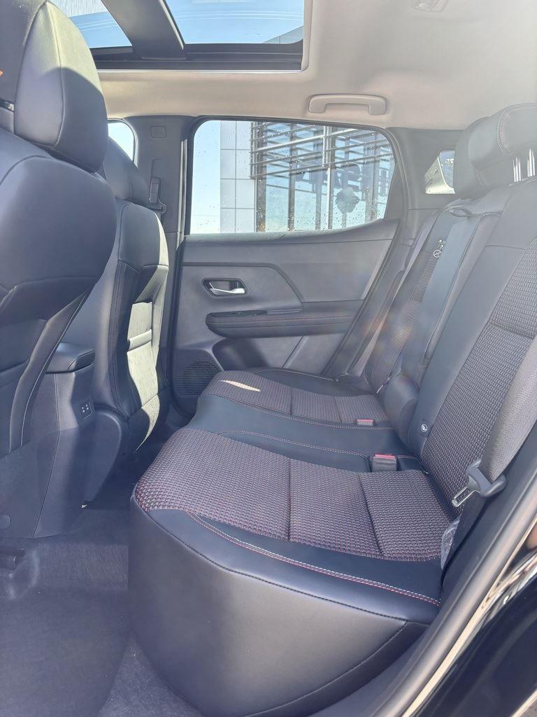 Vehicle image 10 of 33