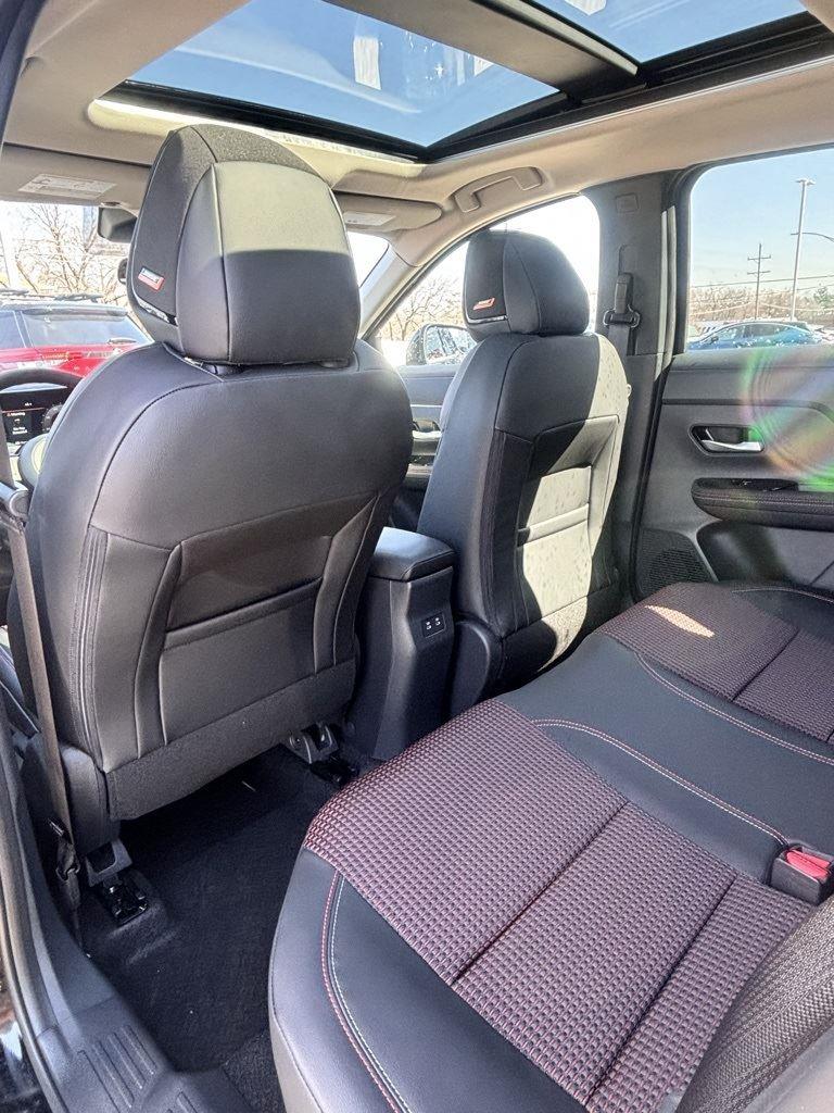 Vehicle image 11 of 33
