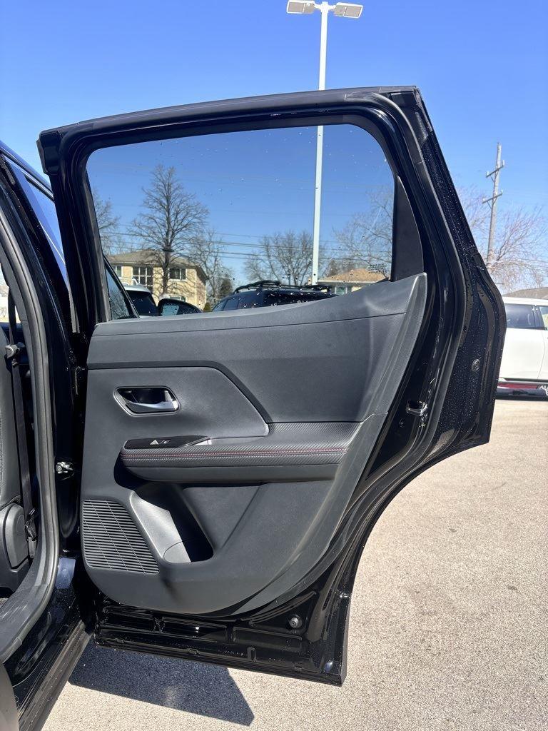 Vehicle image 27 of 33