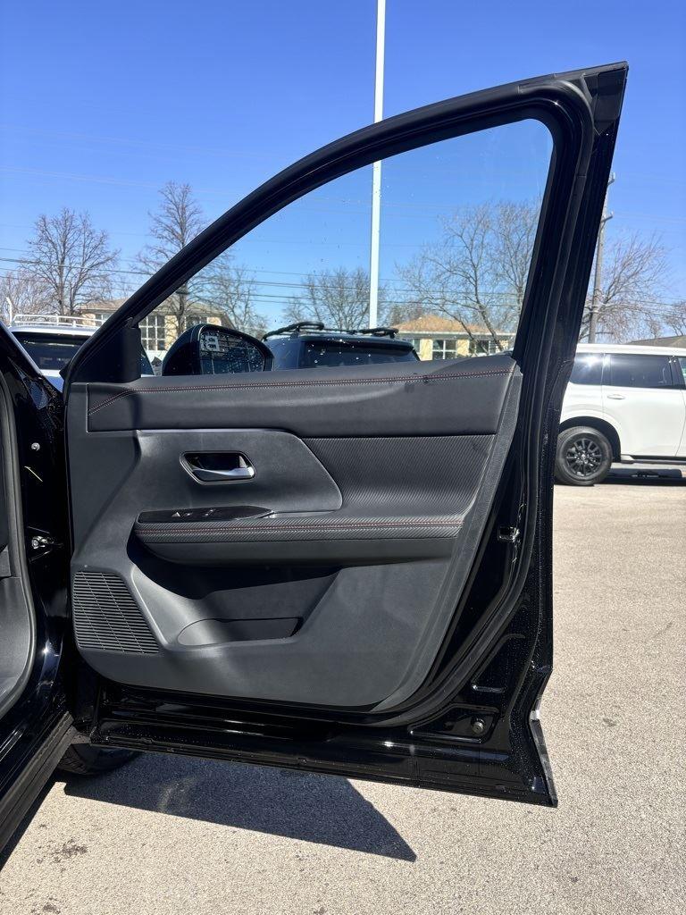 Vehicle image 28 of 33