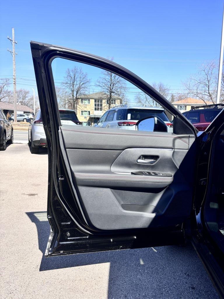 Vehicle image 23 of 33