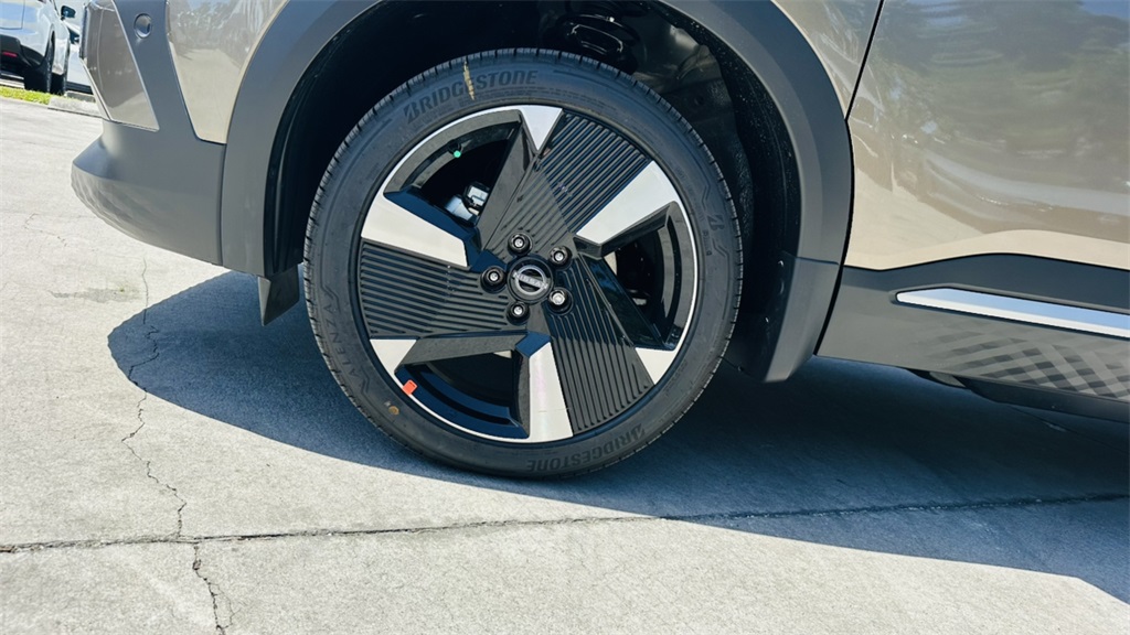 Vehicle image 8 of 29