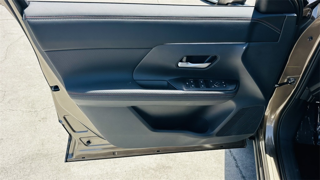 Vehicle image 24 of 29