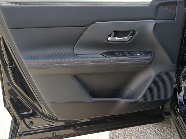 Vehicle image 13 of 15
