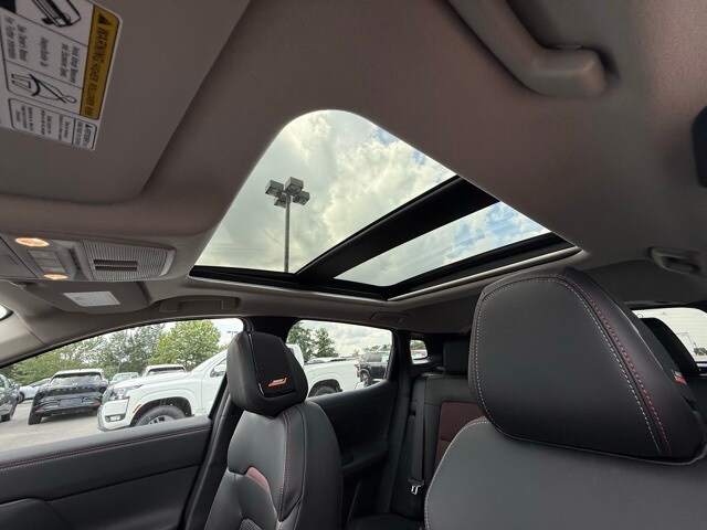 2025 Nissan Kicks SR Image 28 of 32