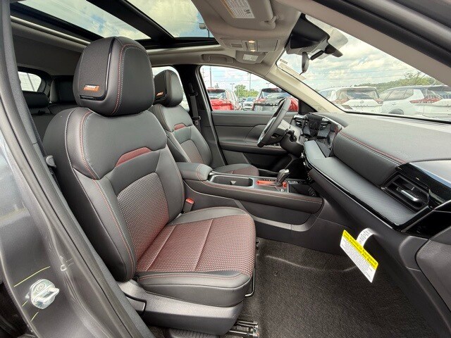 2025 Nissan Kicks SR Image 13 of 32