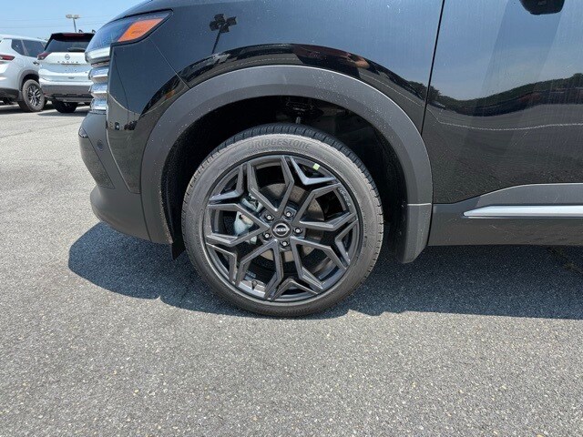 2025 Nissan Kicks SR Image 8 of 33