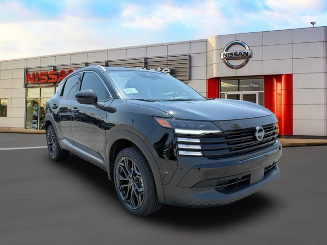 2025 Nissan Kicks SR Image 2 of 33