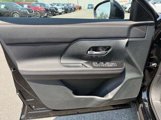 2025 Nissan Kicks SR Image 25 of 33