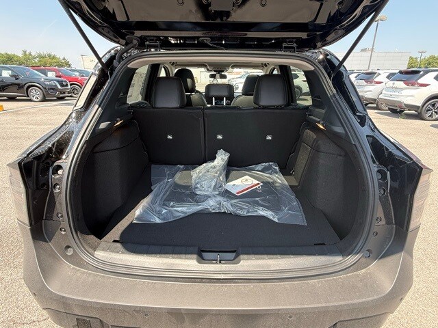 2025 Nissan Kicks SR Image 9 of 33