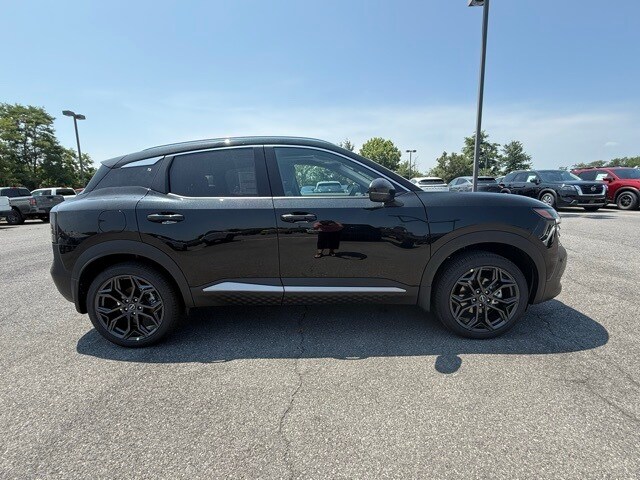 2025 Nissan Kicks SR Image 3 of 33