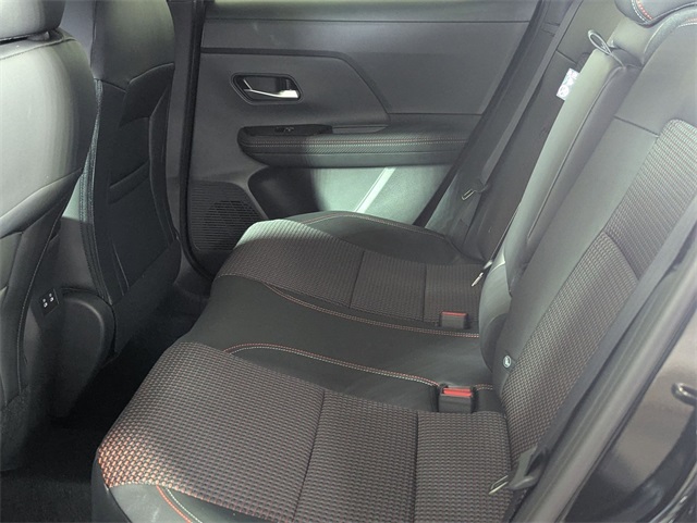 Vehicle image 11 of 21