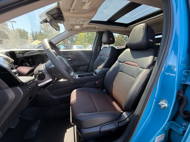 2025 Nissan Kicks SR Image 12 of 31