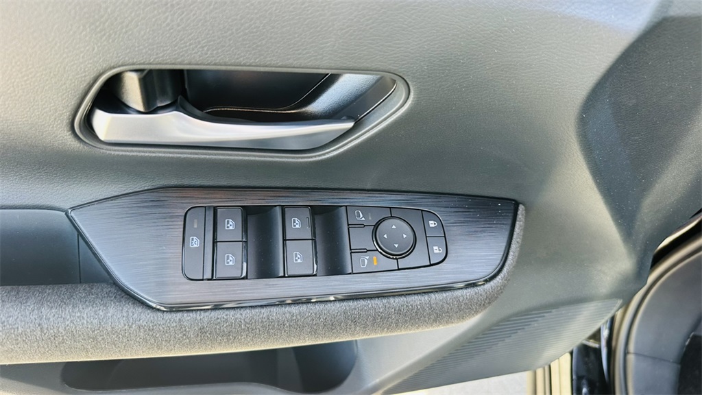 Vehicle image 14 of 28