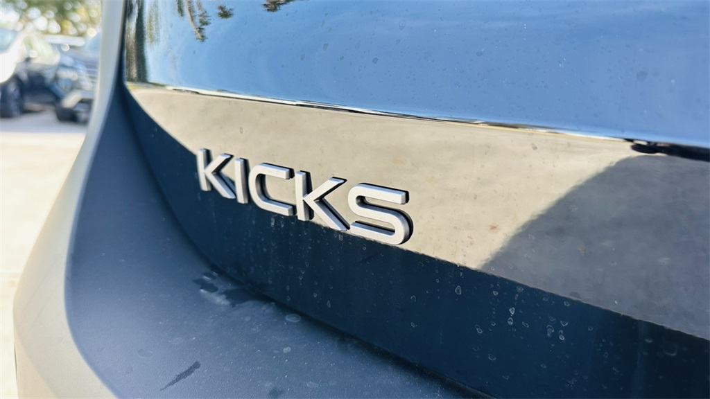 Vehicle image 9 of 28