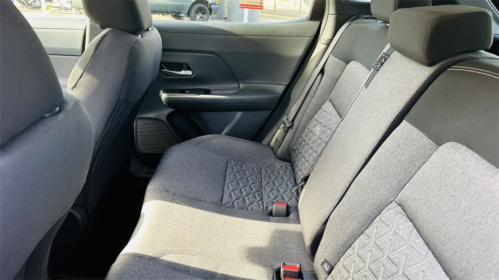 Vehicle image 26 of 28