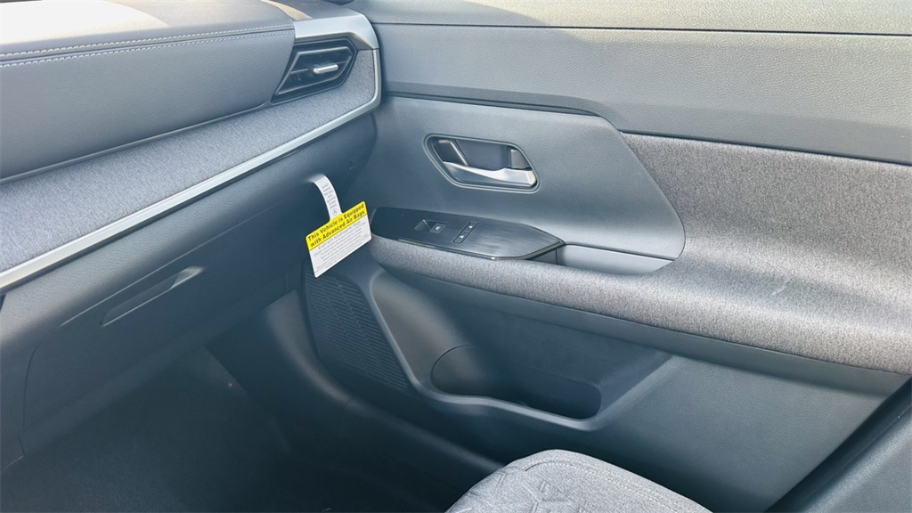 Vehicle image 24 of 28