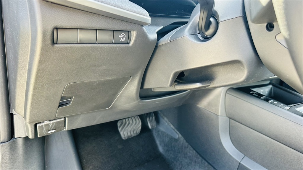 Vehicle image 15 of 28